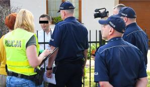 [VIDEO] Herszt grupy porywającej dzieci w Polsce Sebastian J. zakuty w kajdany i zatrzymany! Skuteczna akcja Kuratora Sądowego, Biura Rutkowski, Policji, Prokuratur, Sądów, Straży Pożarnej k. Koszalina. RUTKOWSKI: Trwają poszukiwania 2 dzieci!