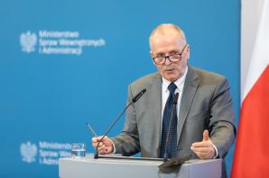 [VIDEO] Minister Mariusz Kamiński przedstawił szczegóły dotyczące budowy zapory na granicy z Białorusią. Rozwiązania są oparte na doświadczeniu innych państw m.in. Stanów Zjednoczonych, Grecji, Hiszpanii czy Węgier