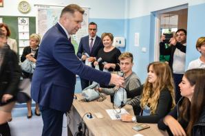 [VIDEO] Minister na spotkaniu z uczniami Zespołu Szkół oraz uczestnikami projektu Erasmus+ w Nowej Sarzynie do której przybyła młodzież z Turcji, Czech, Włoch oraz Rumunii
