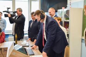 [VIDEO] Minister na spotkaniu z uczniami Zespołu Szkół oraz uczestnikami projektu Erasmus+ w Nowej Sarzynie do której przybyła młodzież z Turcji, Czech, Włoch oraz Rumunii