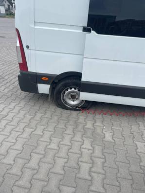 [VIDEO] RUTKOWSKI W AKCJI: Śmiała  kradzież 43 tys. Euro z kabiny busa na stacji paliw w Pniewach woj. mazowieckie. Wszystko nagrały kamery
