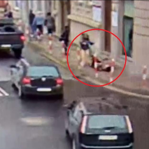 [VIDEO] Dwie nastolatki na hulajnodze, chodnik i seniorka