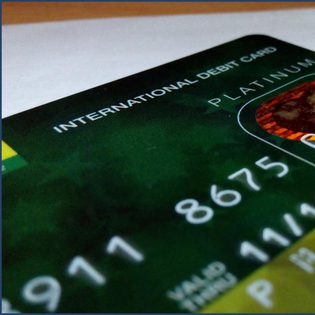 Ostrzeżenie z ekranu bankomatu uchroniło 28-latkę przed oszustwem