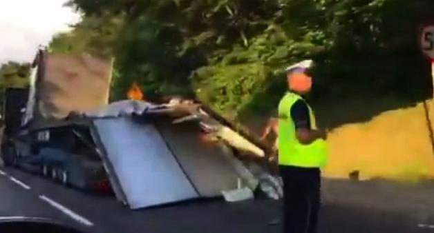 [VIDEO] Z ostatniej chwili: Naczepa TIRa rozpadła się na drodze, jak papierowa konstrukcja 
