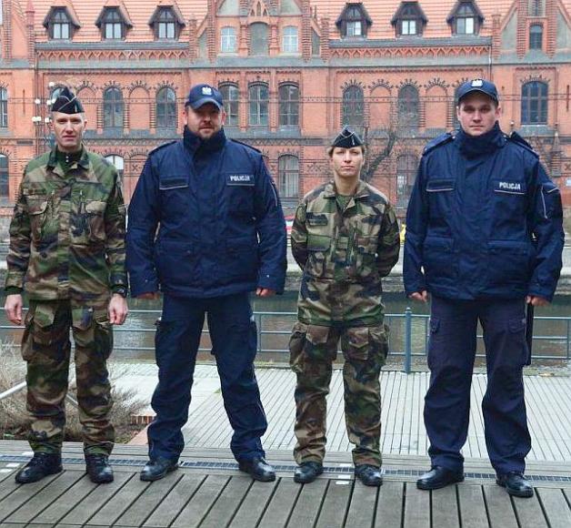 Patrol policji z francuskimi żandarmami