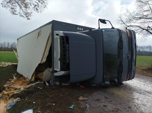 Wypadek na drodze relacji Breginie- Rydzyn szlachecki, ranny kierowca samochodu ciężarowego i zniszczone jaja